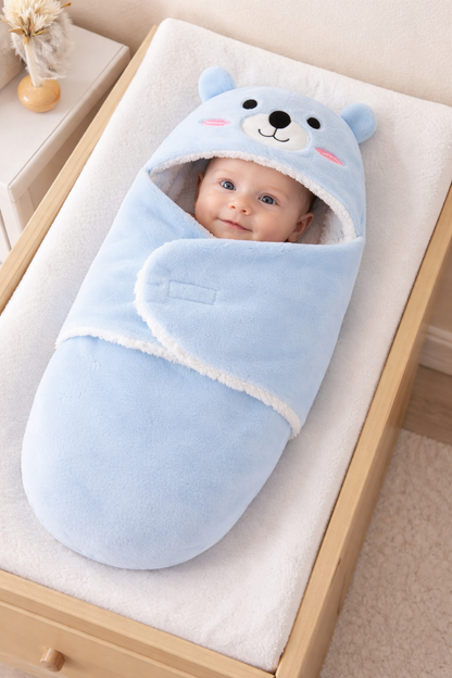 שק שינה חורפי לתינוק – שמיכת עטיפה רכה עם כובע דובי (0-12 חודשים)