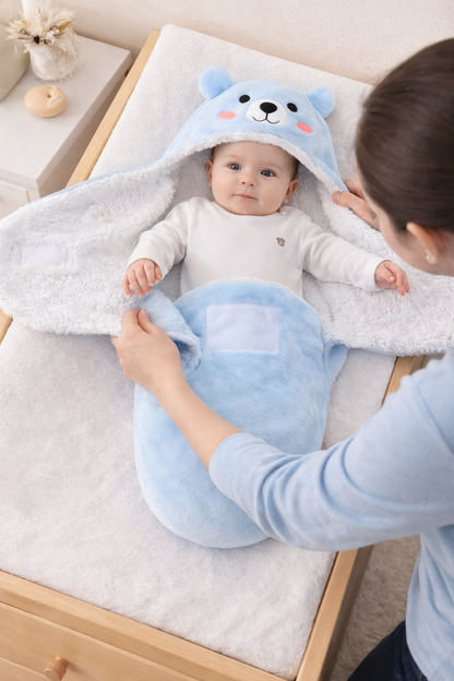 שק שינה חורפי לתינוק – שמיכת עטיפה רכה עם כובע דובי (0-12 חודשים)